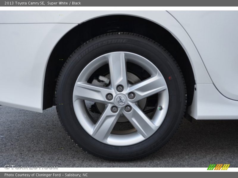 Super White / Black 2013 Toyota Camry SE