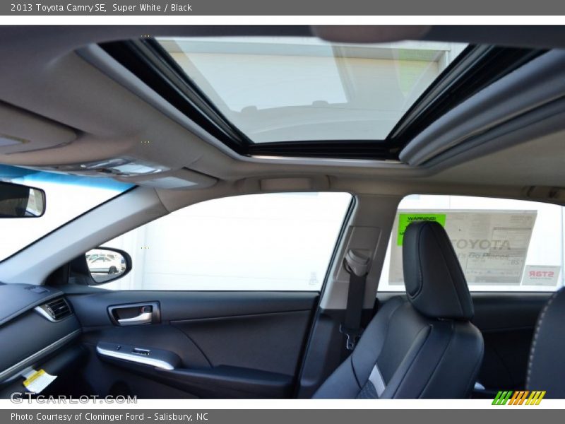 Super White / Black 2013 Toyota Camry SE
