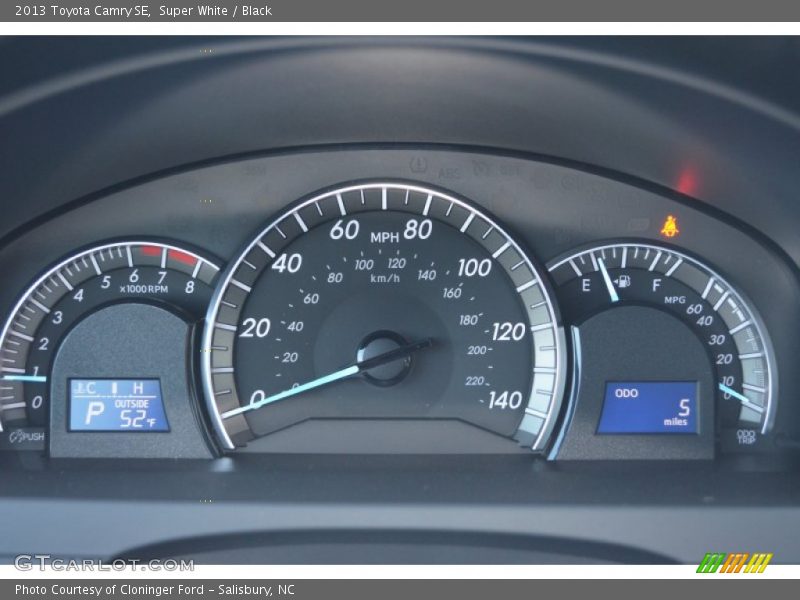 Super White / Black 2013 Toyota Camry SE