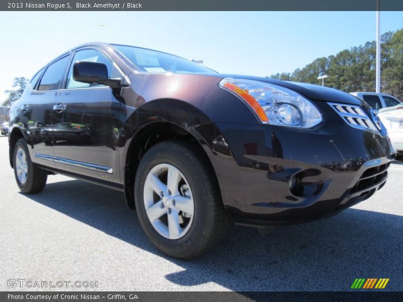 Front 3/4 View of 2013 Rogue S