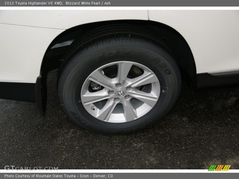 Blizzard White Pearl / Ash 2013 Toyota Highlander V6 4WD