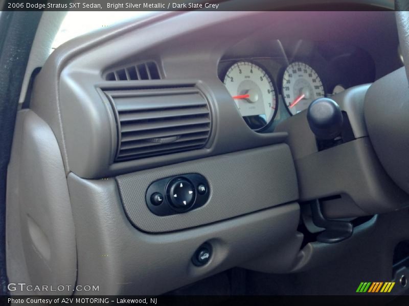 Bright Silver Metallic / Dark Slate Grey 2006 Dodge Stratus SXT Sedan