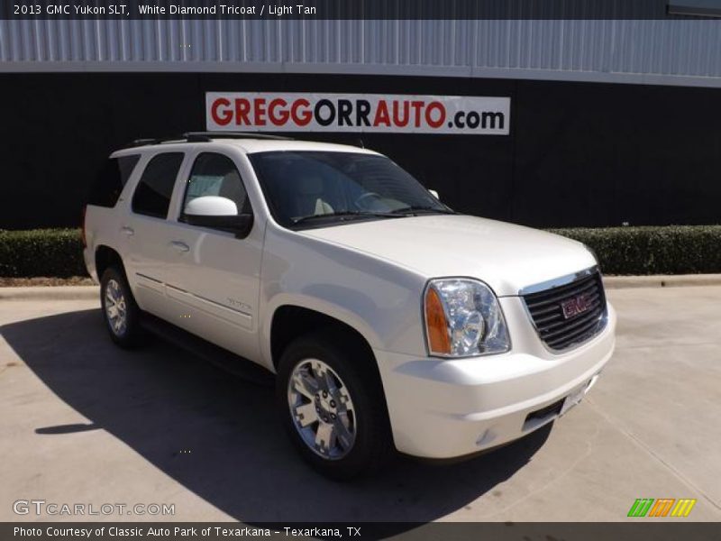 White Diamond Tricoat / Light Tan 2013 GMC Yukon SLT