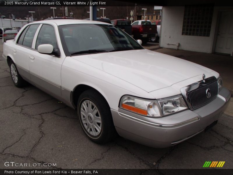 Front 3/4 View of 2005 Grand Marquis GS