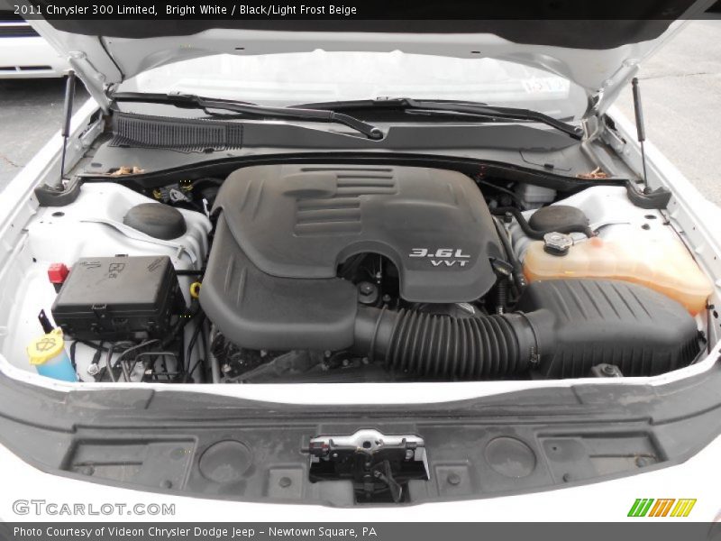 Bright White / Black/Light Frost Beige 2011 Chrysler 300 Limited