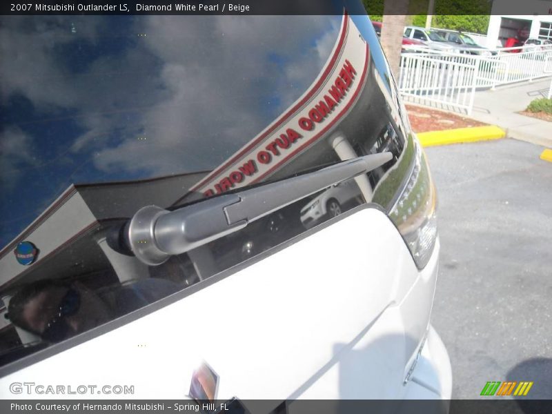Diamond White Pearl / Beige 2007 Mitsubishi Outlander LS