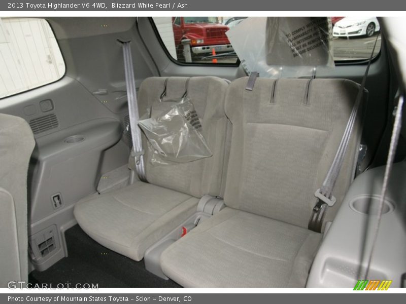 Blizzard White Pearl / Ash 2013 Toyota Highlander V6 4WD
