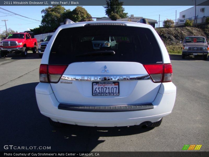 White Pearl / Black 2011 Mitsubishi Endeavor LS