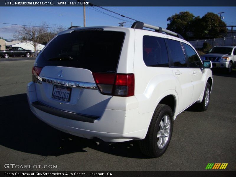 White Pearl / Black 2011 Mitsubishi Endeavor LS