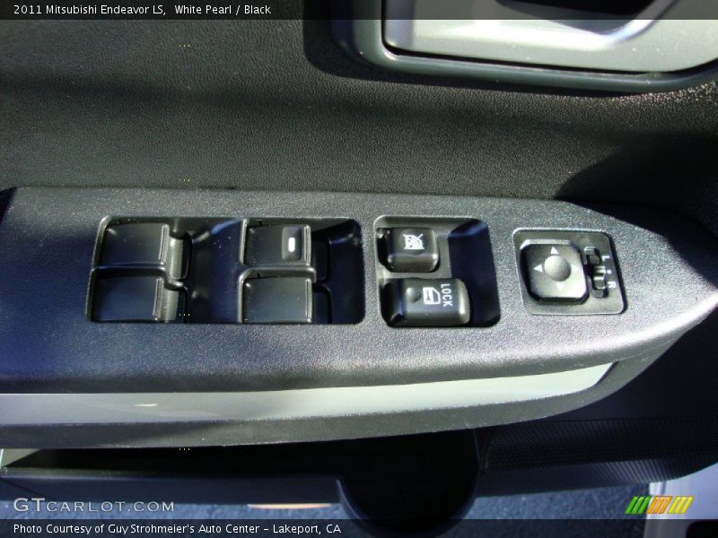White Pearl / Black 2011 Mitsubishi Endeavor LS