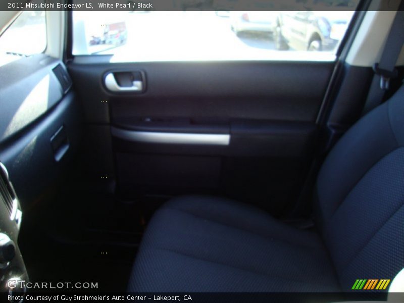 White Pearl / Black 2011 Mitsubishi Endeavor LS
