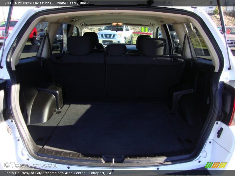 White Pearl / Black 2011 Mitsubishi Endeavor LS