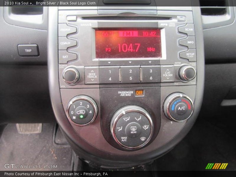 Bright Silver / Black Soul Logo Cloth 2010 Kia Soul +