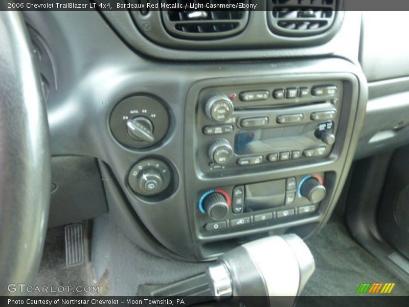 Controls of 2006 TrailBlazer LT 4x4