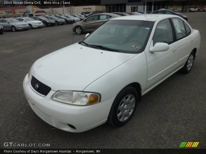 Front 3/4 View of 2000 Sentra GXE