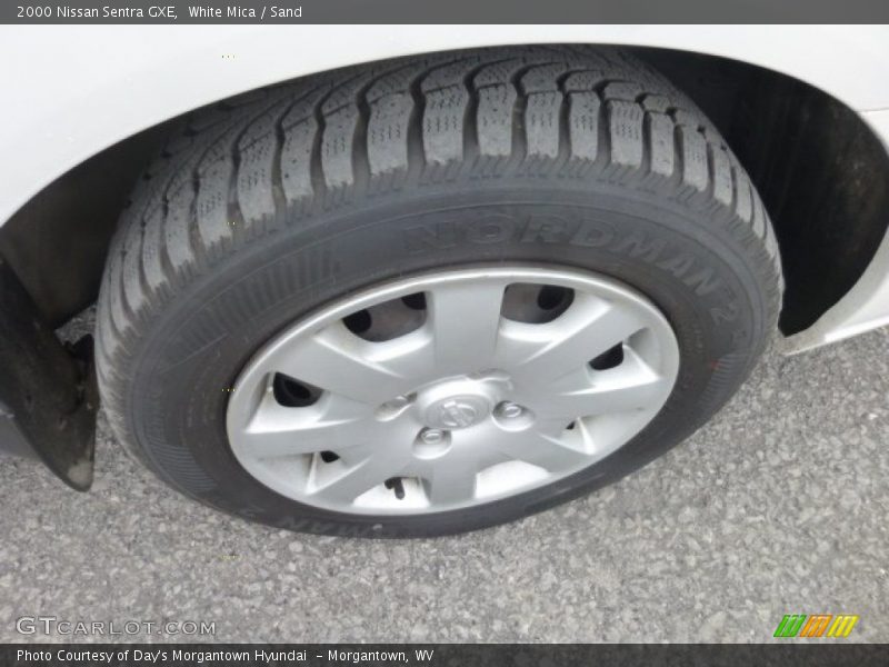 White Mica / Sand 2000 Nissan Sentra GXE