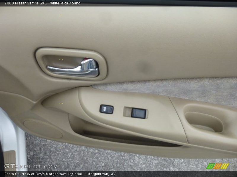 White Mica / Sand 2000 Nissan Sentra GXE