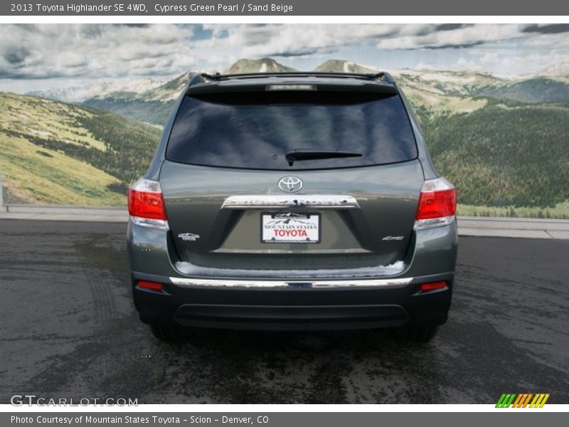 Cypress Green Pearl / Sand Beige 2013 Toyota Highlander SE 4WD