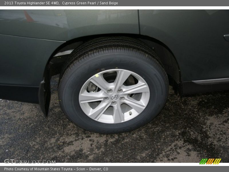 Cypress Green Pearl / Sand Beige 2013 Toyota Highlander SE 4WD