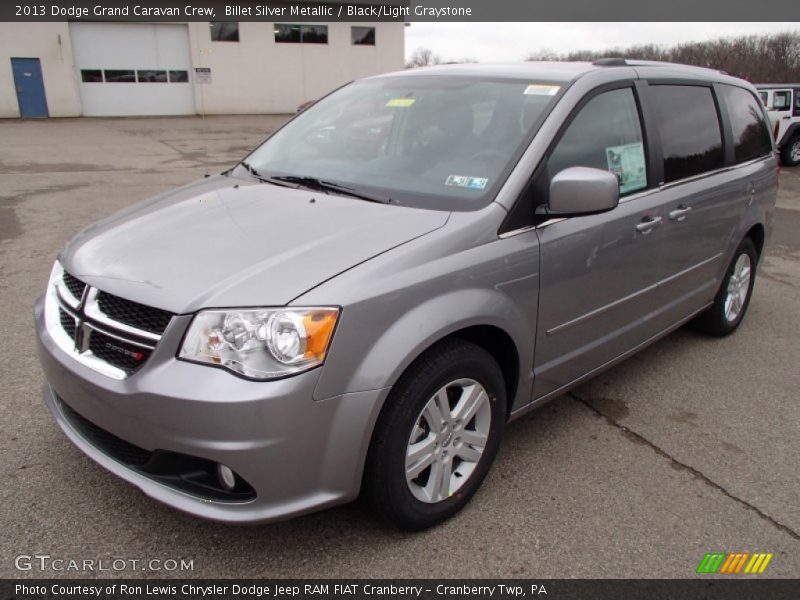 Front 3/4 View of 2013 Grand Caravan Crew