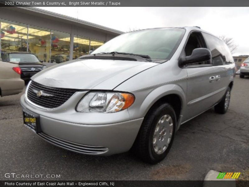 Front 3/4 View of 2002 Town & Country eL