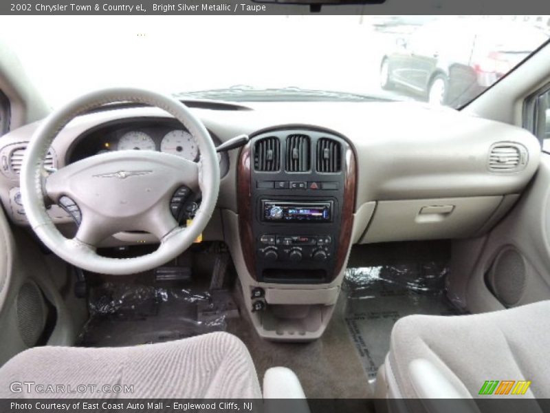 Dashboard of 2002 Town & Country eL