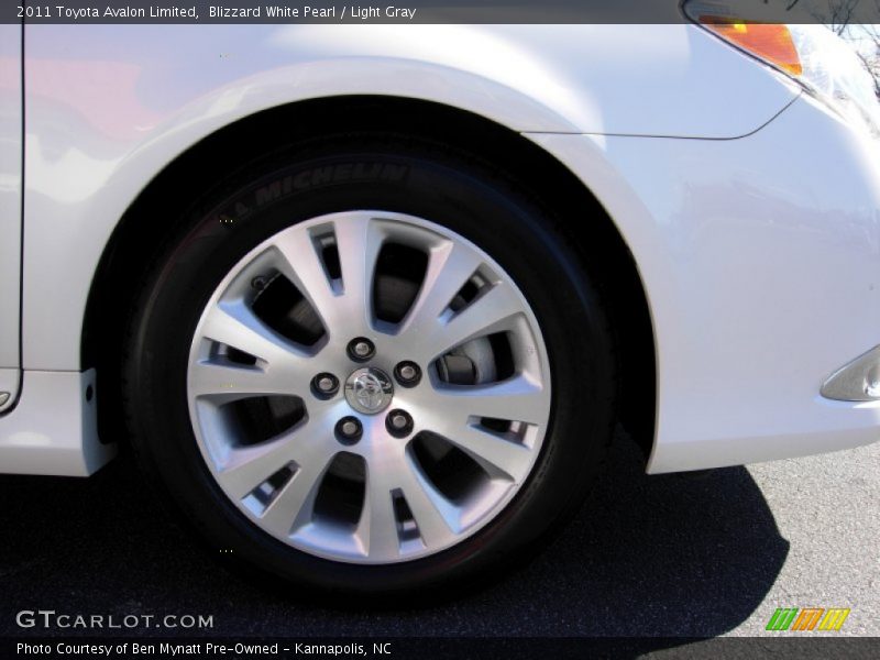 Blizzard White Pearl / Light Gray 2011 Toyota Avalon Limited
