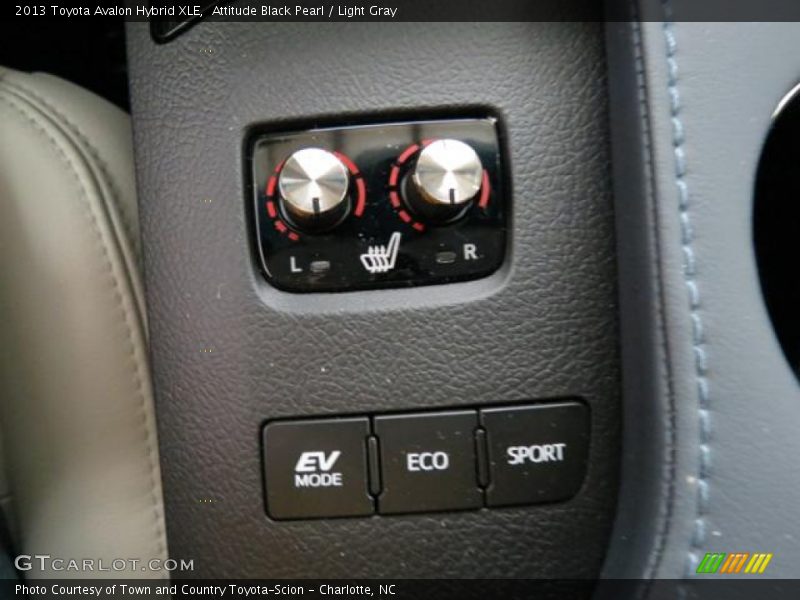Attitude Black Pearl / Light Gray 2013 Toyota Avalon Hybrid XLE