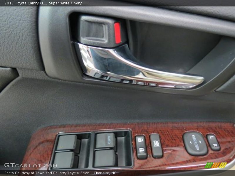 Super White / Ivory 2013 Toyota Camry XLE