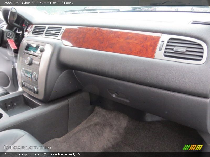 Dashboard of 2009 Yukon SLT