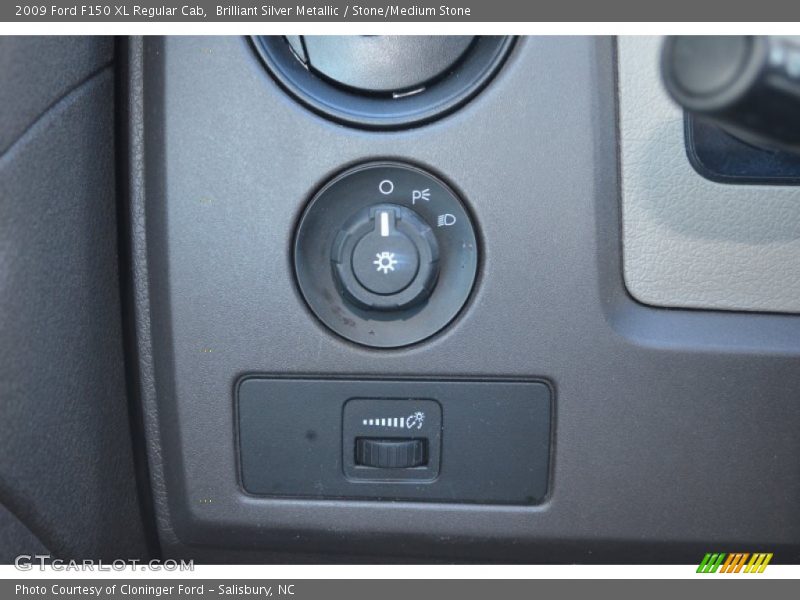 Brilliant Silver Metallic / Stone/Medium Stone 2009 Ford F150 XL Regular Cab