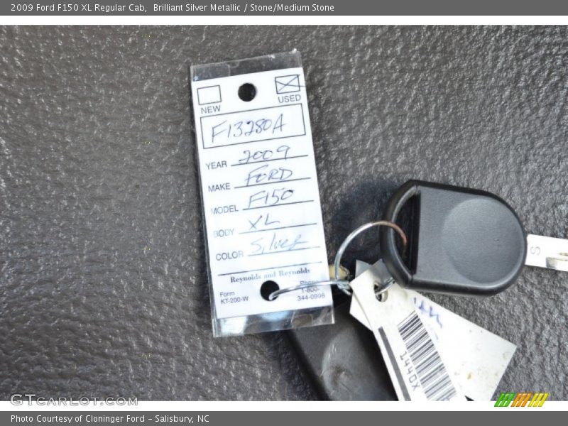 Brilliant Silver Metallic / Stone/Medium Stone 2009 Ford F150 XL Regular Cab