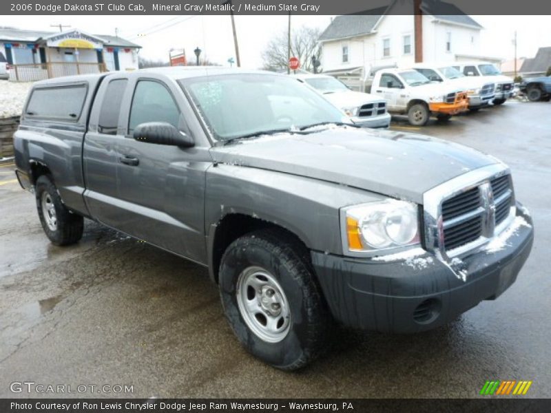 Front 3/4 View of 2006 Dakota ST Club Cab