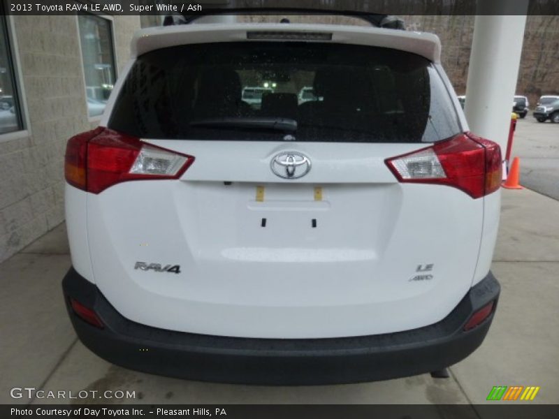 Super White / Ash 2013 Toyota RAV4 LE AWD