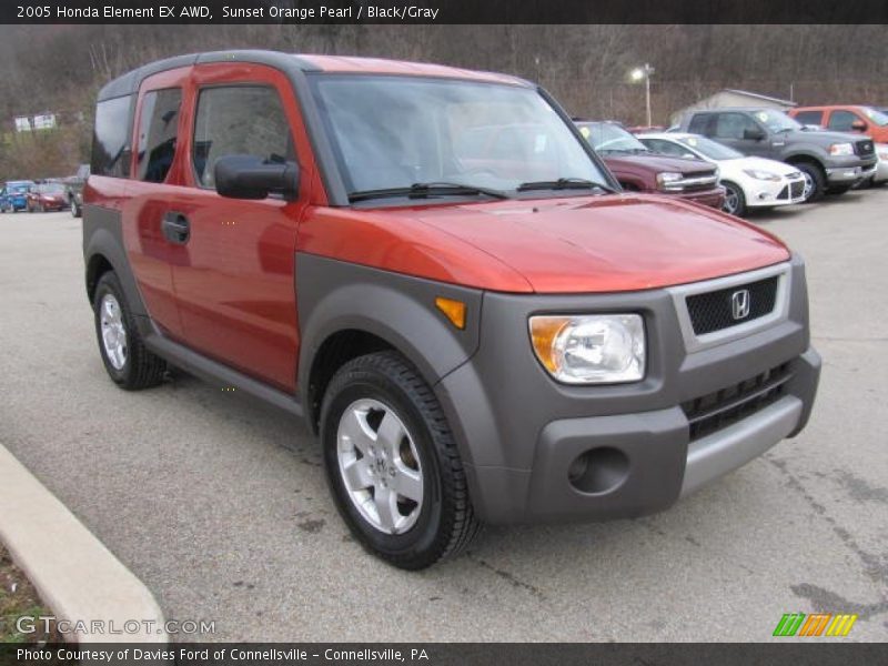 Front 3/4 View of 2005 Element EX AWD