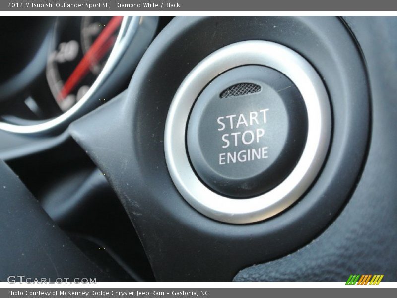 Diamond White / Black 2012 Mitsubishi Outlander Sport SE