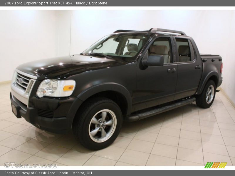 Front 3/4 View of 2007 Explorer Sport Trac XLT 4x4