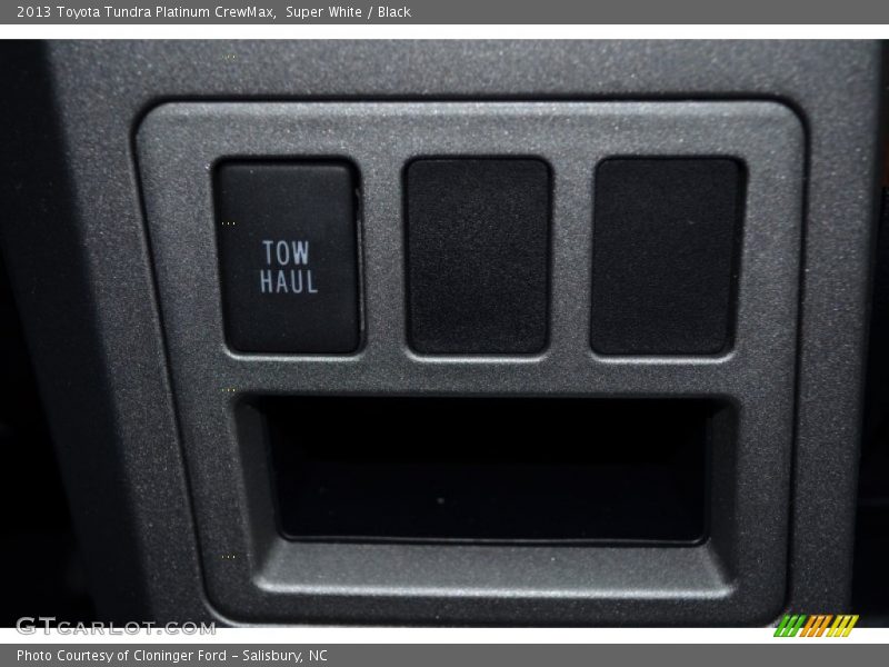 Super White / Black 2013 Toyota Tundra Platinum CrewMax