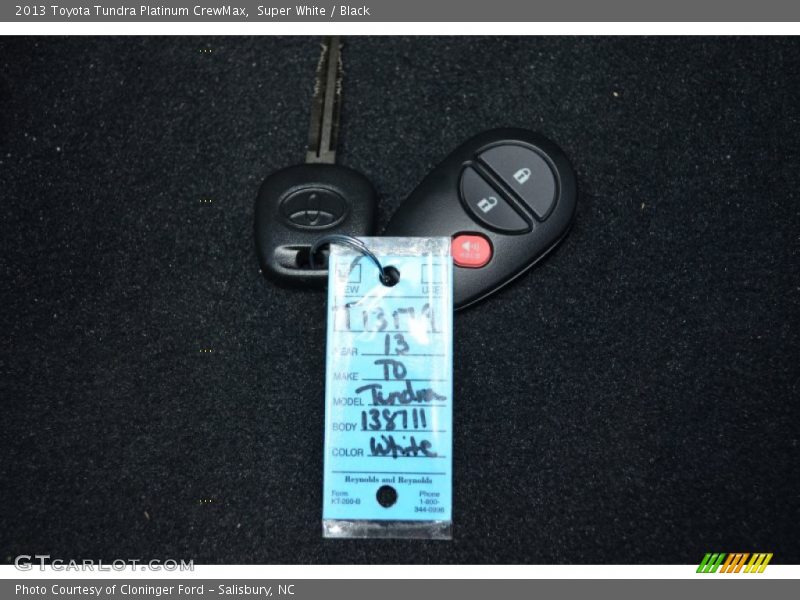 Super White / Black 2013 Toyota Tundra Platinum CrewMax