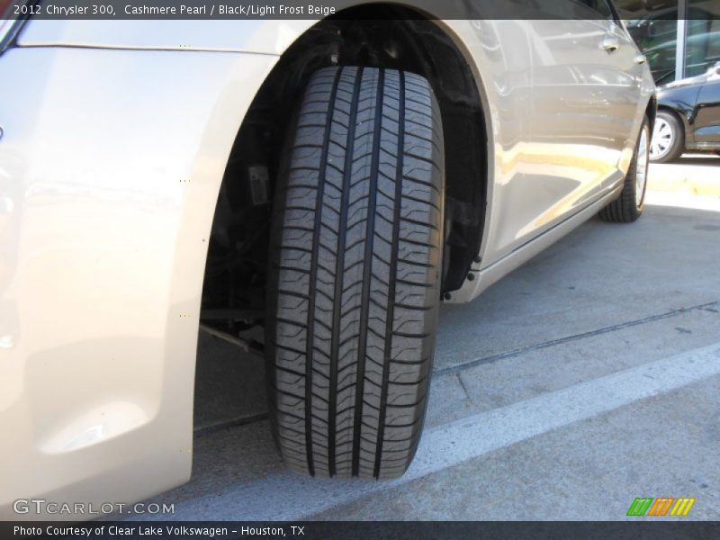 Cashmere Pearl / Black/Light Frost Beige 2012 Chrysler 300