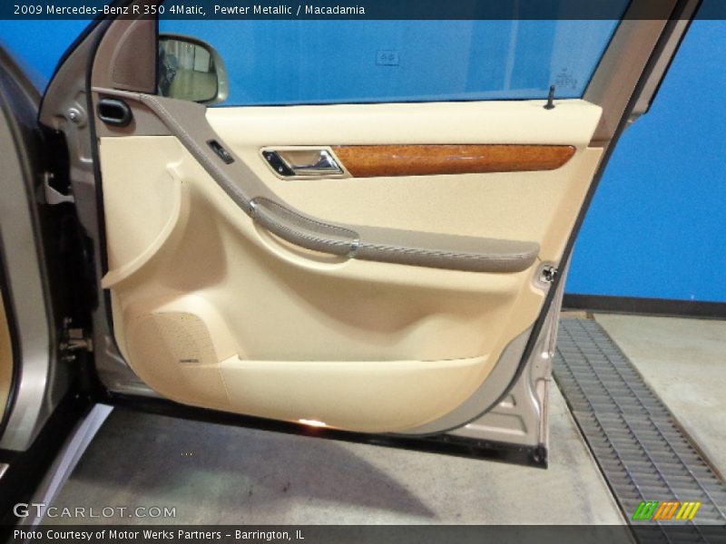 Pewter Metallic / Macadamia 2009 Mercedes-Benz R 350 4Matic
