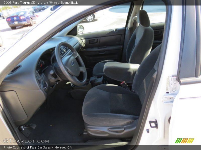 Vibrant White / Ebony Black 2005 Ford Taurus SE