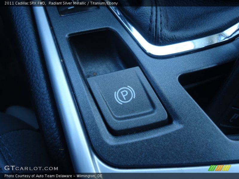 Radiant Silver Metallic / Titanium/Ebony 2011 Cadillac SRX FWD