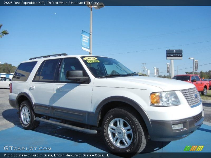 Front 3/4 View of 2006 Expedition XLT