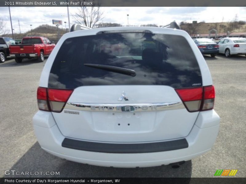 White Pearl / Black 2011 Mitsubishi Endeavor LS