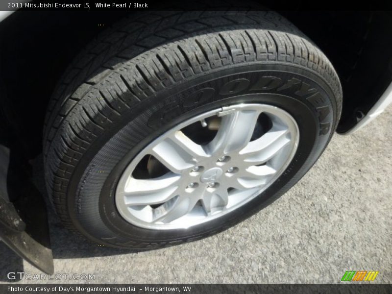 White Pearl / Black 2011 Mitsubishi Endeavor LS