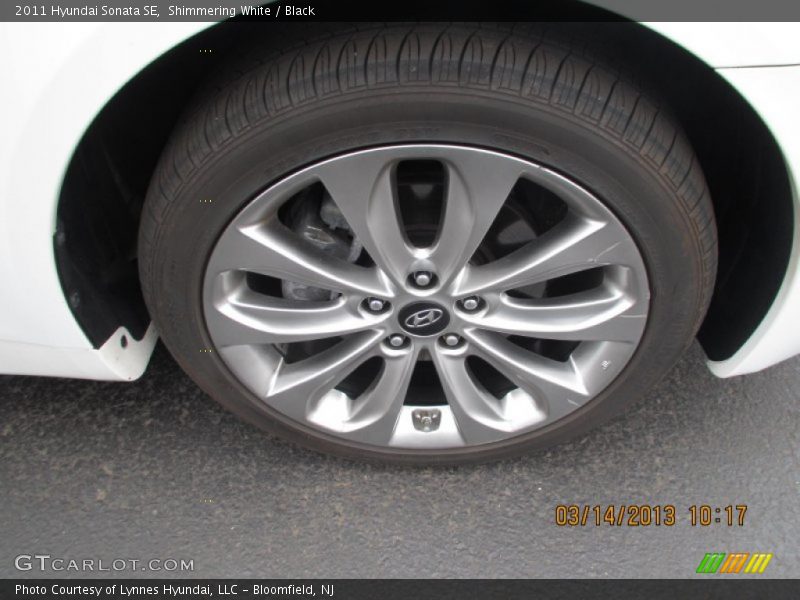 Shimmering White / Black 2011 Hyundai Sonata SE