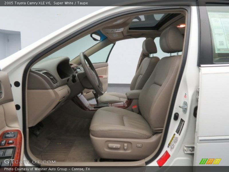 Super White / Taupe 2005 Toyota Camry XLE V6