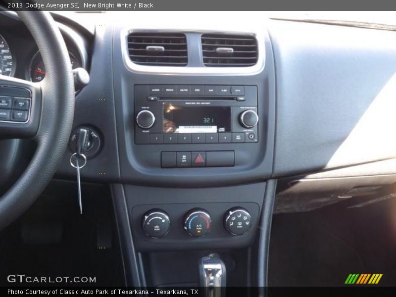 New Bright White / Black 2013 Dodge Avenger SE