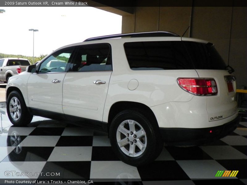 Cream White / Black 2009 Saturn Outlook XR